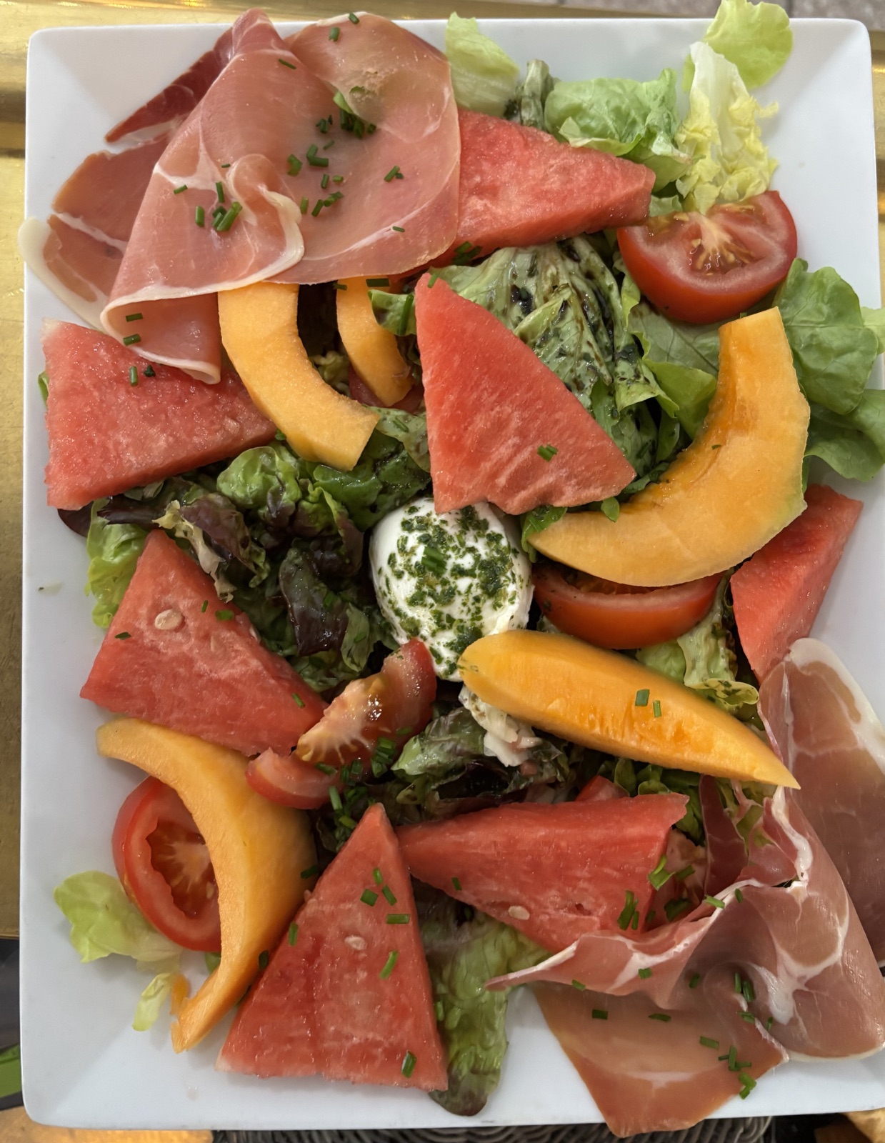 La grande salade du moment : pastèque, melon, jambon cru, tomates et mozzarella