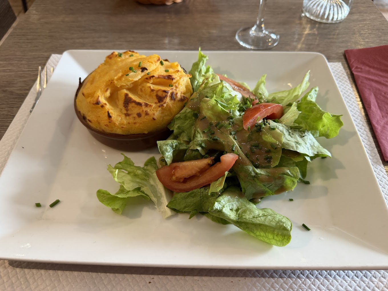 Hachis de canard doré au four servi avec salade verte