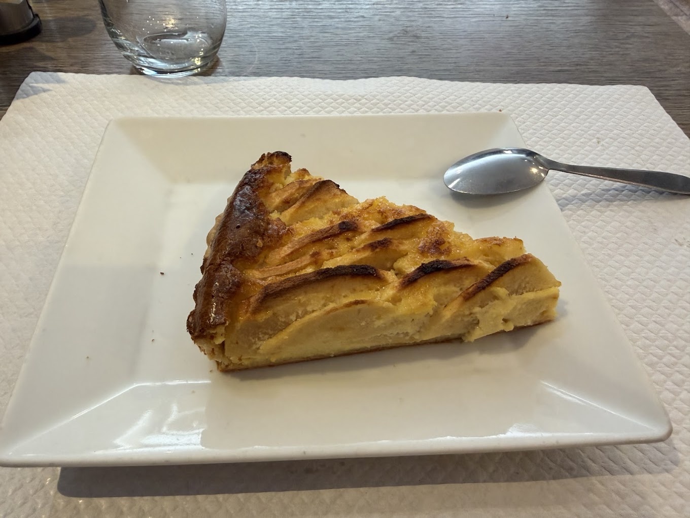 Part de tarte aux pommes dorée au four