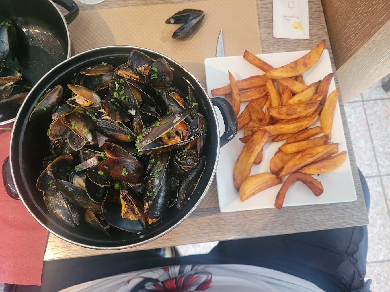 Marmite de moules accompagnée de frites maison croustillantes