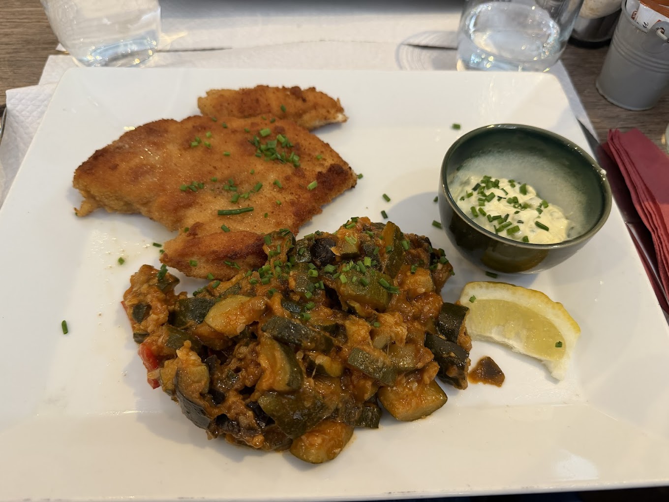 Escalope panée dorée, ratatouille de légumes et sauce tartare