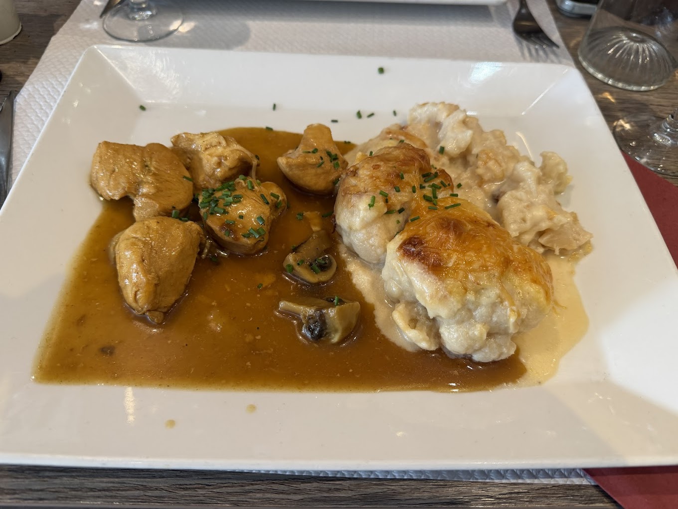 Suprême de volaille en sauce avec un gratin gourmand