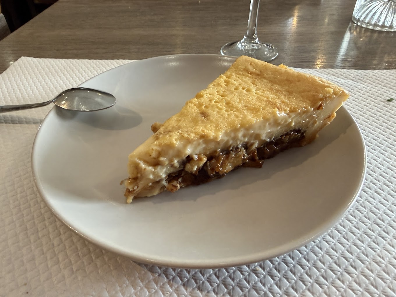 Part de tarte aux noix dorée
