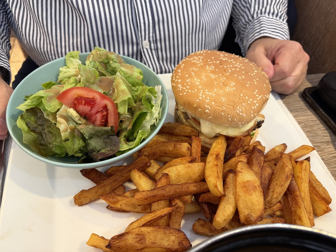 Burger maison avec frites coupées sur place et salade verte